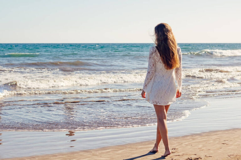 Mujer tratando de como cuidar el cabello en verano.